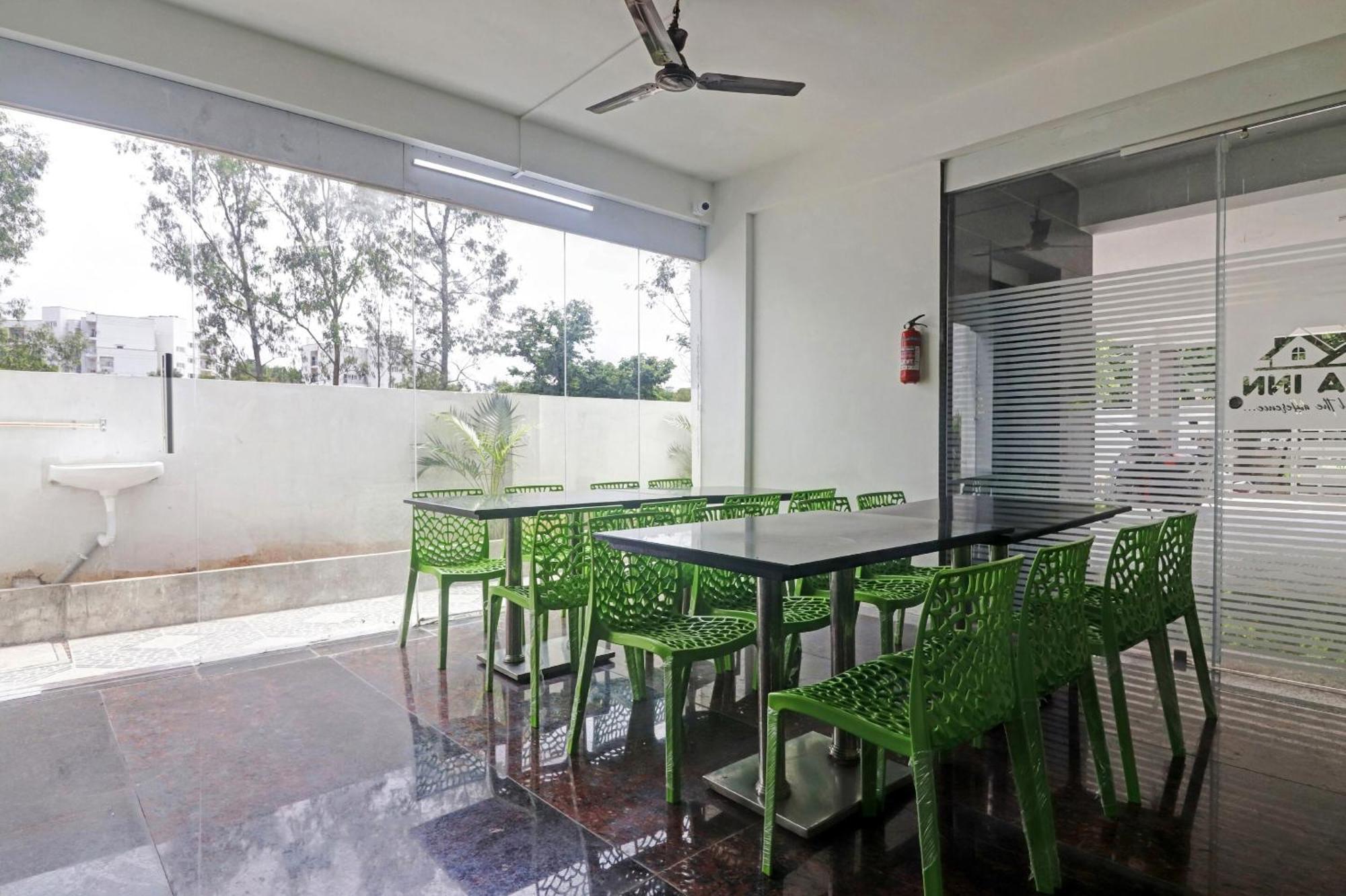 Super Capital O Srinika Inn Gachibowli Экстерьер фото