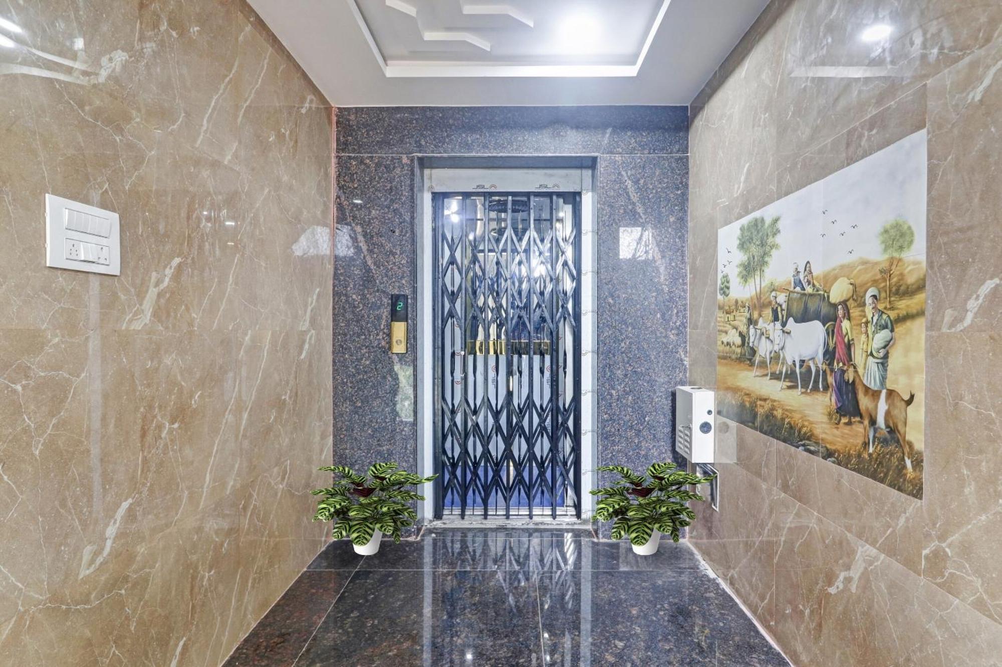 Super Capital O Srinika Inn Gachibowli Экстерьер фото
