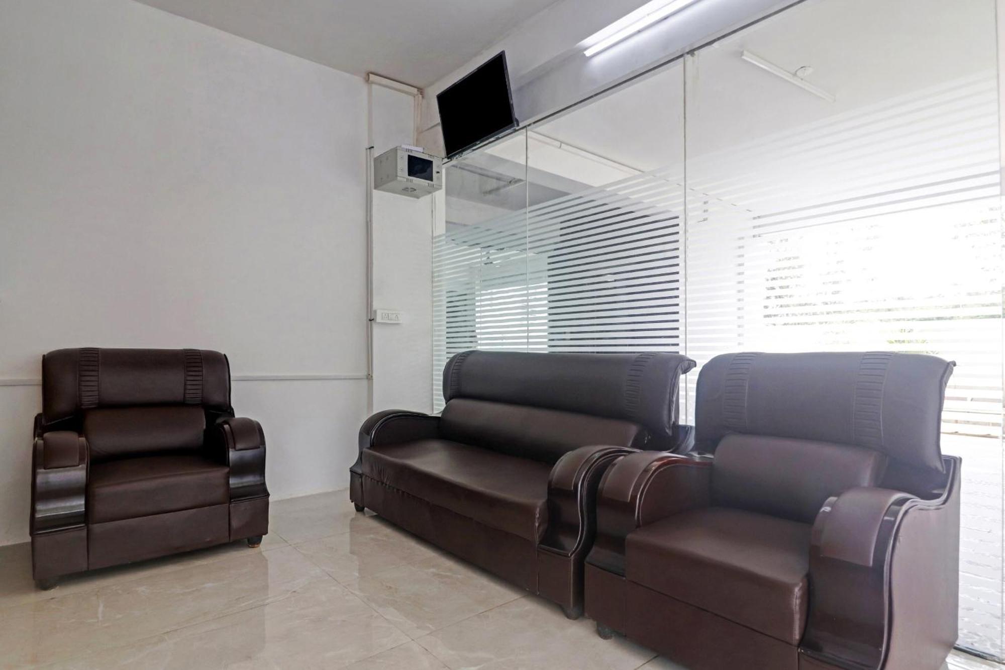 Super Capital O Srinika Inn Gachibowli Экстерьер фото