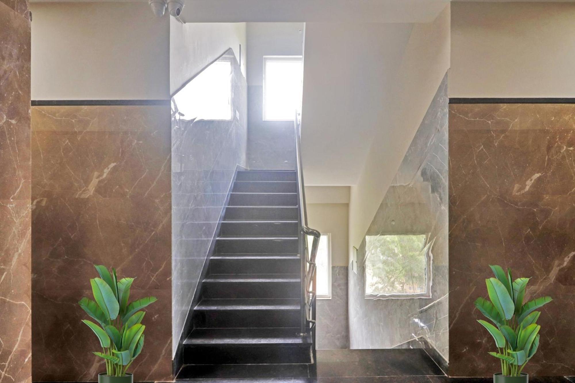 Super Capital O Srinika Inn Gachibowli Экстерьер фото