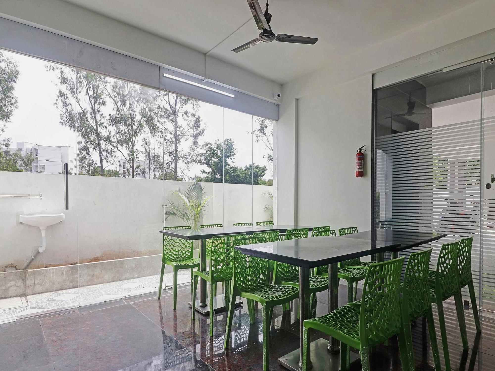 Super Capital O Srinika Inn Gachibowli Экстерьер фото